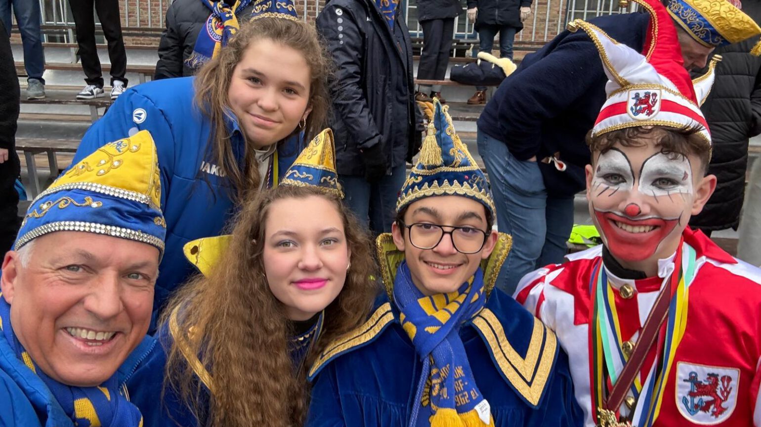 Kinderumzug 2026 in Düsseldorf – Kinderprinzenpaar mittendrin statt nur dabei 🎭💛💙