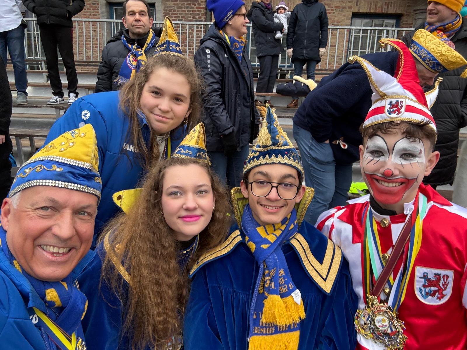 Kinderumzug 2026 in Düsseldorf – Kinderprinzenpaar mittendrin statt nur dabei 🎭💛💙