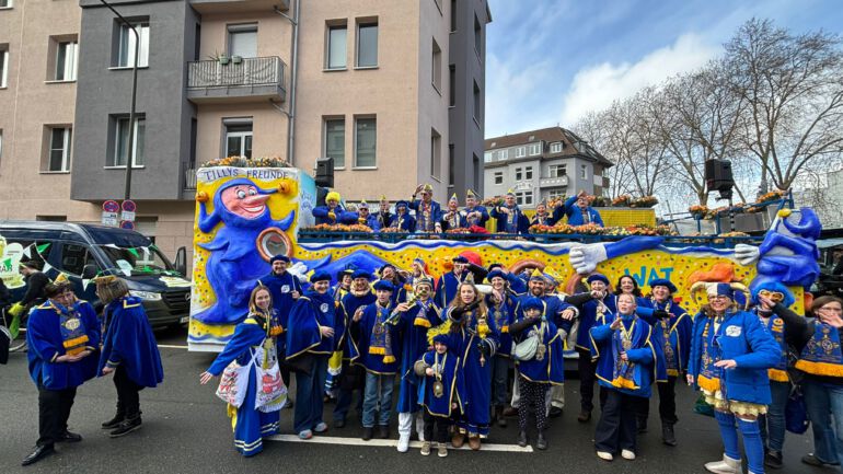 Rosenmontag 2026: Till’s Freunde als „Tillys Freunde“ im Düsseldorfer Rosenmontagszug