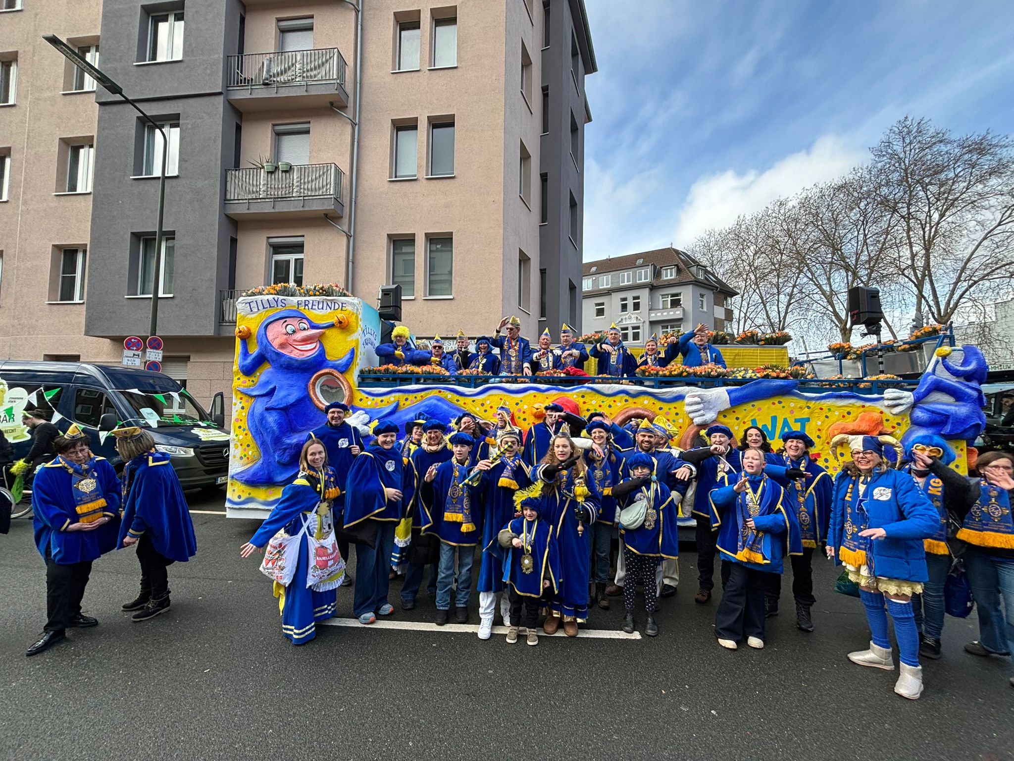 Rosenmontag 2026: Till’s Freunde als „Tillys Freunde“ im Düsseldorfer Rosenmontagszug