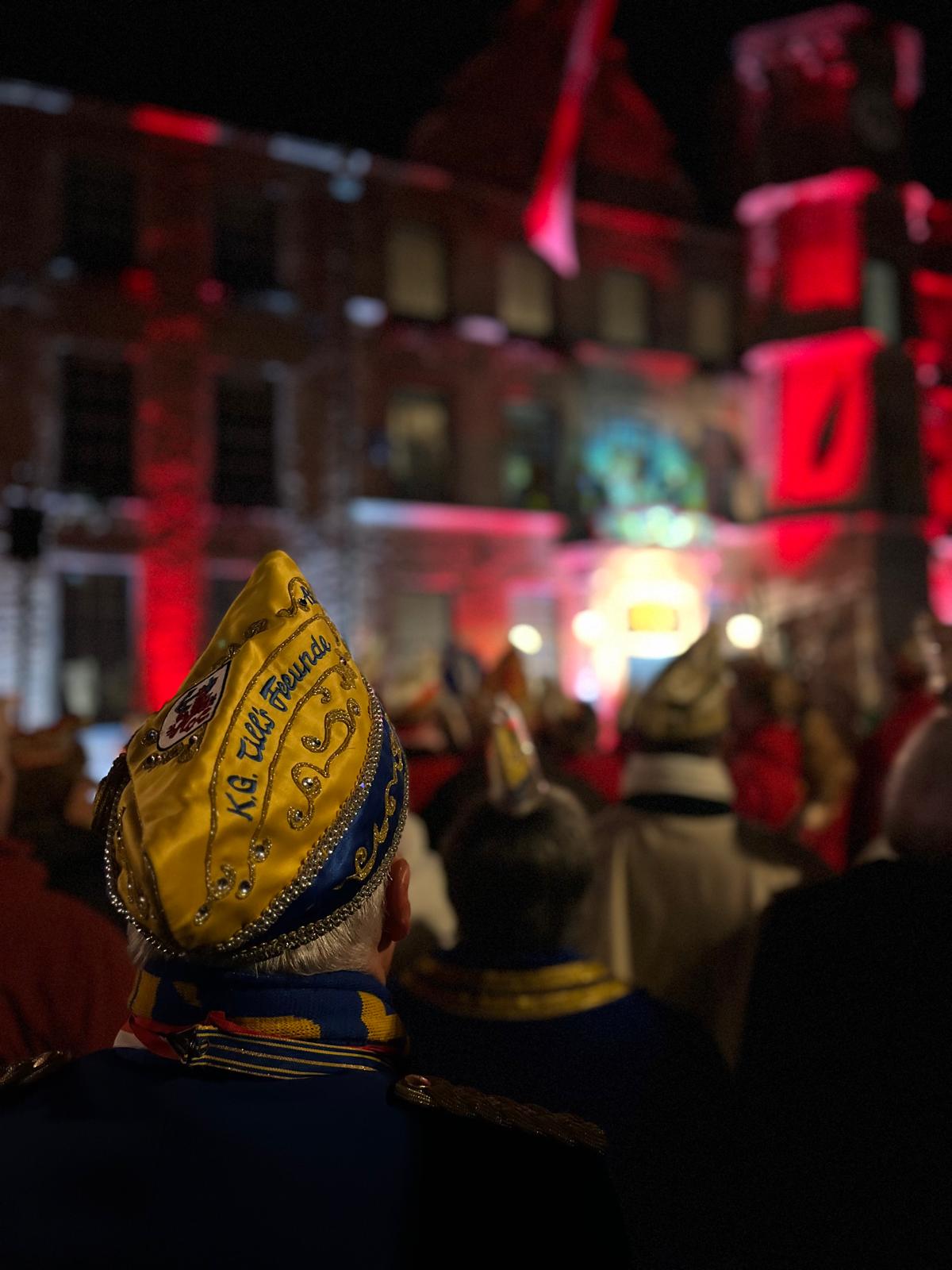 Närrischer Zapfenstreich 2026 – Till’s Freunde verabschieden die Session auf dem Marktplatz