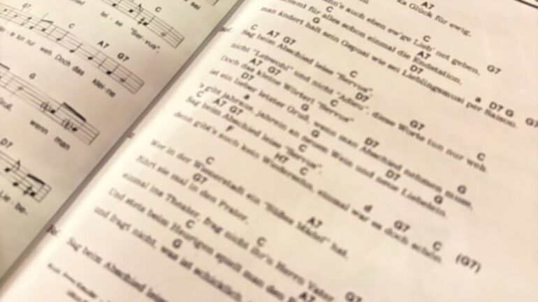 Hoppeditz-Beerdigung 2026 bei Till’s Freunde – Abschied im Weiss Blauen Haus